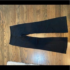 black lululemon yoga pants